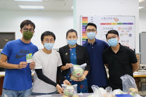 馬鴻記與利記瓜菜、明記瓜菜及永利關愛在過去一年多時間,持續以食物捐贈的方式,支持樂施會的「惜食有營送基層」項目。圖為馬鴻記Kevin(左二)參與食品的包裝工作。